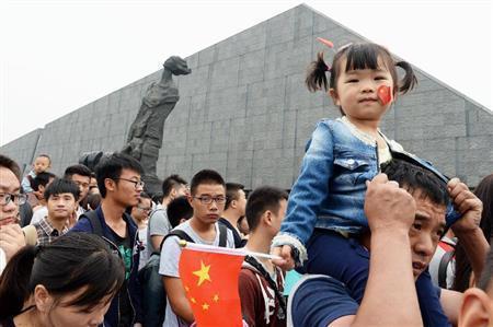 中国国旗を手に南京大虐殺記念館を訪れた子供＝２０１５年１０月５日、中国・江蘇省南京市（共同）