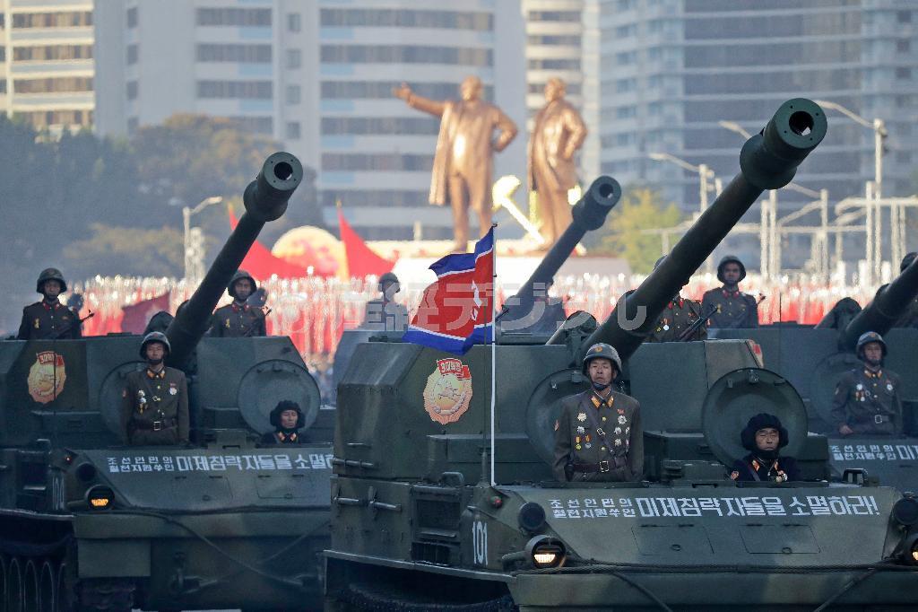 朝鮮労働党の創建７０年記念日の軍事パレードで行進する戦車＝２０１５年１０月１０日、北朝鮮・首都平壌市（ＡＰ）