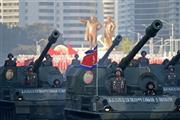 朝鮮労働党の創建７０年記念日の軍事パレードで行進する戦車＝２０１５年１０月１０日、北朝鮮・首都平壌市（ＡＰ）