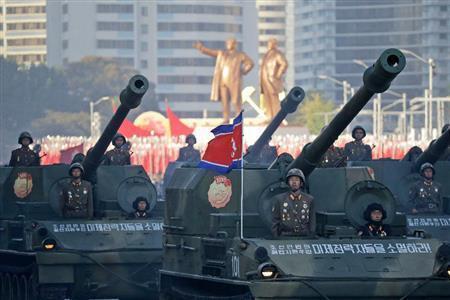 朝鮮労働党の創建７０年記念日の軍事パレードで行進する戦車＝２０１５年１０月１０日、北朝鮮・首都平壌市（ＡＰ）