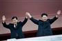 軍事パレード式典に出席し手を振る北朝鮮の金正恩第１書記（右）と中国共産党の劉雲山政治局常務委員＝２０１５年１０月１０日、北朝鮮・首都平壌市（ＡＰ）