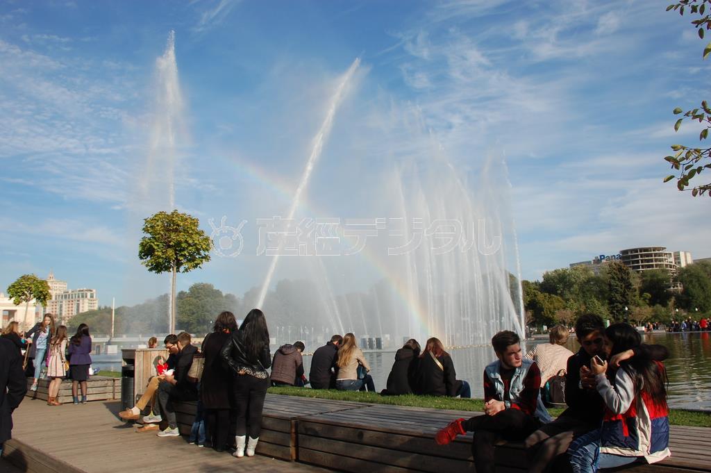 ゴーリキー公園の中心に設置された池では、大きな噴水に虹がかかっていた＝２０１５年１０月４日、ロシア・首都モスクワ（黒川信雄撮影）