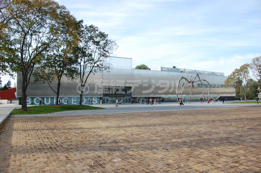 現代美術館「ガレージ」。巨大なクモのオブジェが設置されていた＝２０１５年１０月４日、ロシア・首都モスクワ（黒川信雄撮影）