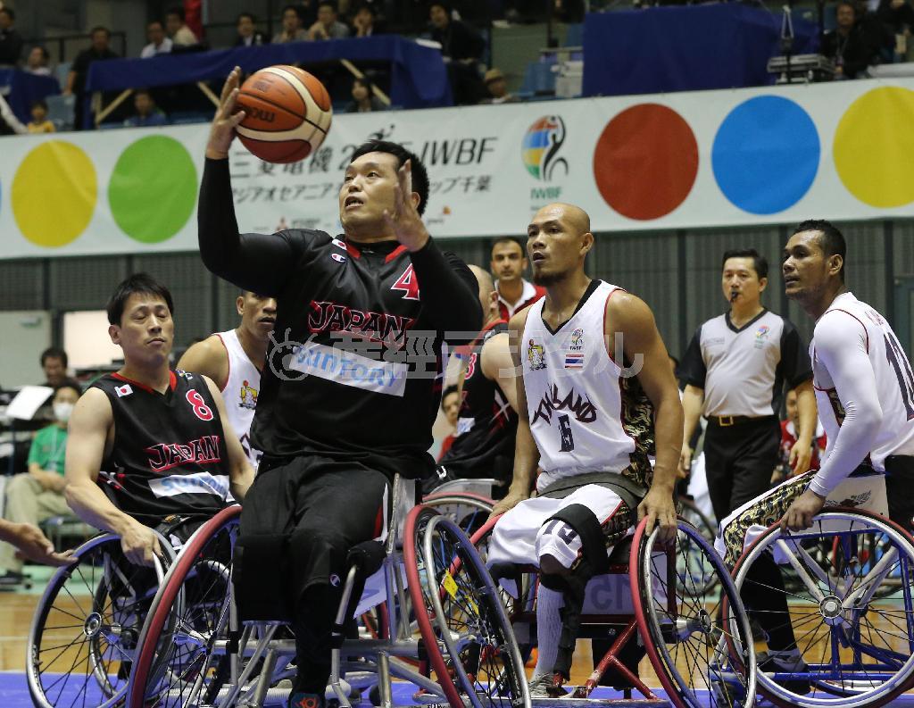 初戦のタイ戦で、ボールをキャッチする日本代表の主将、藤本怜央（れお、手前）＝２０１５年１０月１０日、千葉県千葉市中央区の千葉ポートアリーナ（蔵賢斗撮影）