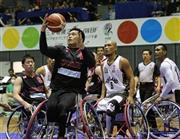 初戦のタイ戦で、ボールをキャッチする日本代表の主将、藤本怜央（れお、手前）＝２０１５年１０月１０日、千葉県千葉市中央区の千葉ポートアリーナ（蔵賢斗撮影）