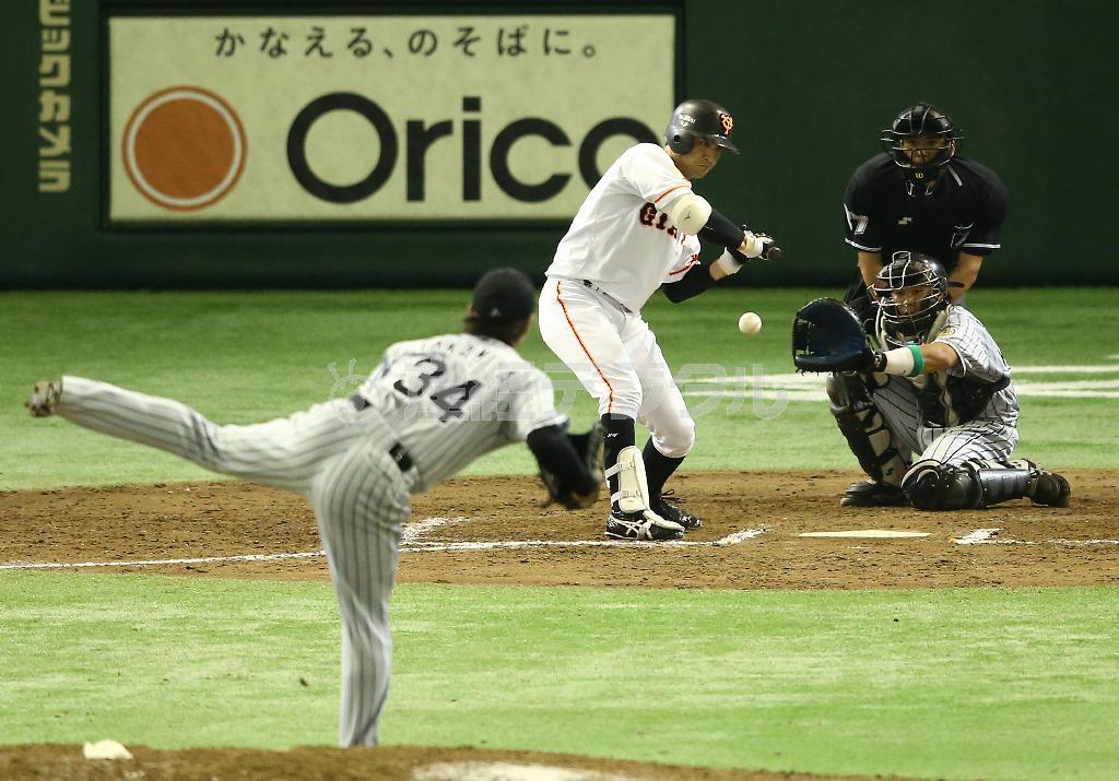 十回、高橋由伸（よしのぶ）にサヨナラ押し出し四球を与える阪神・高宮和也投手＝２０１５年１０月１０日、東京都文京区の東京ドーム（春名中撮影）