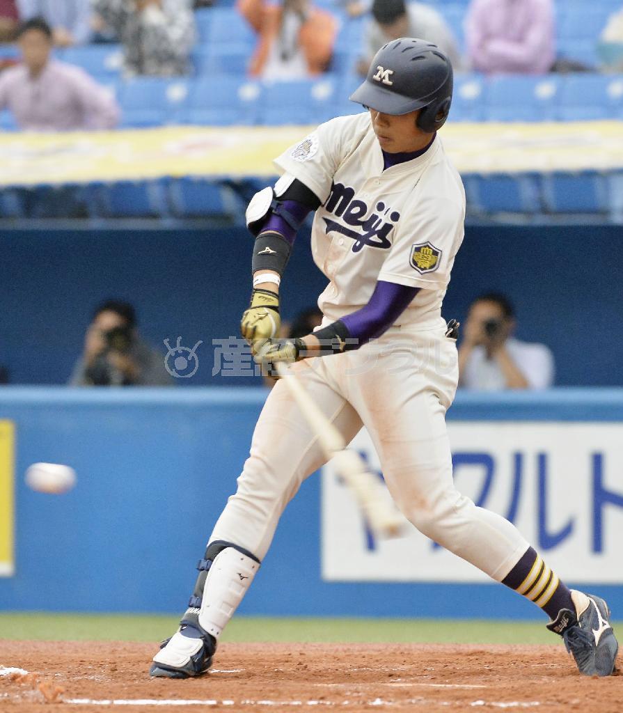 七回、明大・高山俊がリーグ最多安打新記録の通算１２８安打となる三塁打を放つ＝２０１５年１０月１０日、東京都新宿区の神宮球場（共同）