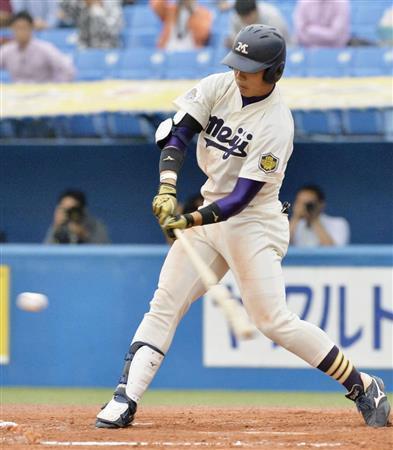 七回、明大・高山俊がリーグ最多安打新記録の通算１２８安打となる三塁打を放つ＝２０１５年１０月１０日、東京都新宿区の神宮球場（共同）