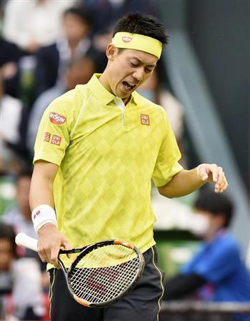 シングルス準決勝で、劣勢の展開にさえない表情の錦織圭（にしこり・けい）＝２０１５年１０月１０日、東京都江東区の有明コロシアム（共同）