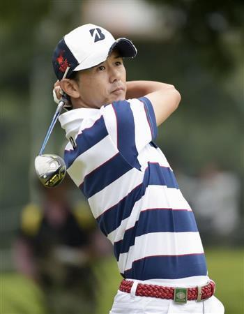 第３日、２番でティーショットを放つ近藤共弘（ともひろ）。通算１４アンダーで首位をキープ＝２０１５年１０月１０日、茨城県小美玉市の石岡ＧＣ（共同）