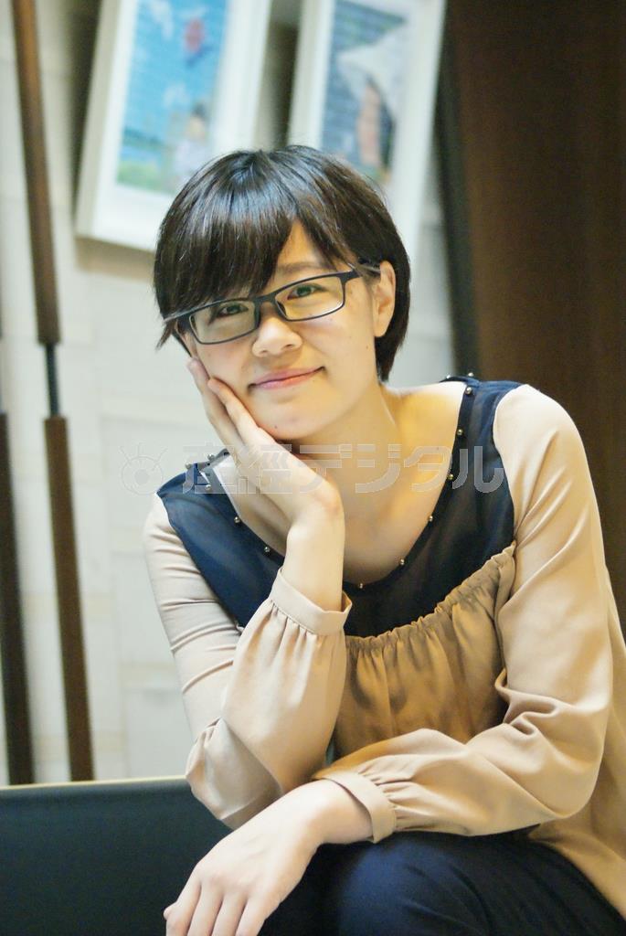 新たな“地方都市小説”を生み出したこざわたまこさん。「田舎の湿気を描きたかった」という＝２０１５年９月１８日（塩塚夢撮影）