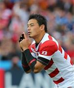 ラグビーの五郎丸歩（ごろうまる・あゆむ）選手。プレースキック直前の集中のためのポーズ「ルーティン」。いまや日本中が真似をしている＝２０１５年９月２３日、英国・グロスター（山田俊介撮影）