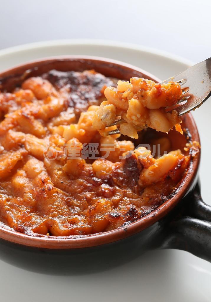 グツグツと音をたてた「カスレ」は、オープン時からの人気料理。体も心もあたたまる一品＝２０１５年１０月１日、京都市下京区（志儀駒貴撮影）