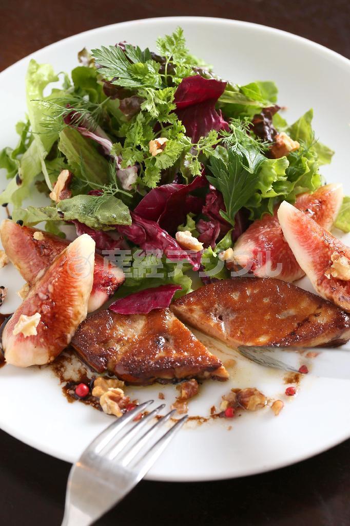 「フォワグラ＿いちじく＿くるみのサラダ」。表面がカリッ、中はトロッとジューシーなフォワグラと旬のいちじくの相性が抜群＝２０１５年１０月１日、京都市下京区（志儀駒貴撮影）