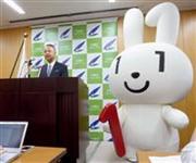 マイナンバーの公式ＰＲキャラクター「マイナちゃん」と会見する甘利明社会保障・税一体改革担当相