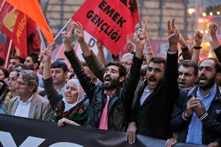 Ｖサインとスローガンを掲げ、首都アンカラで起きたトルコ史上最悪の爆弾テロ事件に抗議する人たち＝２０１５年１０月１０日、トルコ・イスタンブール（ＡＰ）