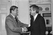 ロナルド・レーガン米大統領（１９１１～２００４年、左）と元大統領警護隊員、ジェリー・パー氏＝１９８５年２月２７日、米国・首都ワシントン（ＡＰ）