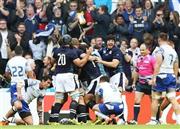 ラグビーＷ杯のサモア戦でトライを奪い、喜ぶスコットランドの選手たち＝２０１５年１０月１０日、英国・ニューカッスル（ＡＰ）