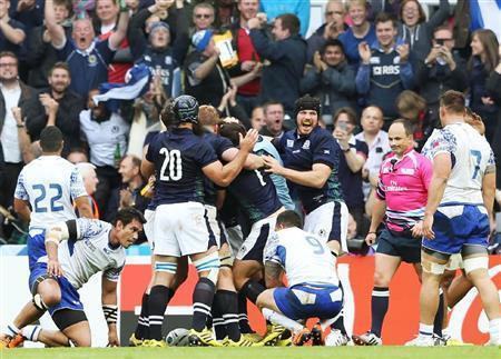 ラグビーＷ杯のサモア戦でトライを奪い、喜ぶスコットランドの選手たち＝２０１５年１０月１０日、英国・ニューカッスル（ＡＰ）