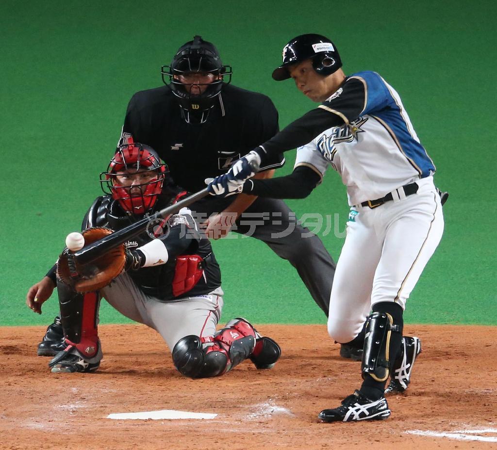 八回、日本ハム・矢野謙次（右）は勝ち越しの２点適時打を放つ＝２０１５年８月１１日、北海道札幌市豊平区の札幌ドーム（大橋純人撮影）