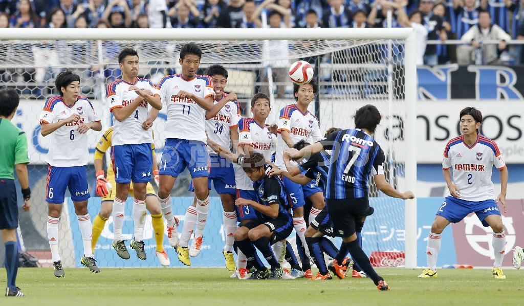 後半、決勝のＦＫを決めるＧ大阪・遠藤保仁（やすひと、７）＝２０１５年１０月１１日、大阪府吹田市の万博記念競技場（共同）