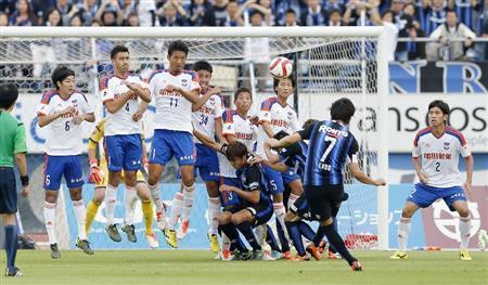 後半、決勝のＦＫを決めるＧ大阪・遠藤保仁（やすひと、７）＝２０１５年１０月１１日、大阪府吹田市の万博記念競技場（共同）