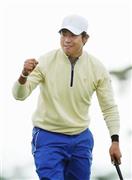 最終日、シングルの１８番でバーディーパットを決めて勝利。ガッツポーズの松山英樹＝２０１５年１０月１１日、韓国・仁川広域市のジャック・ニクラウスＧＣ（共同）