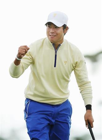 最終日、シングルの１８番でバーディーパットを決めて勝利。ガッツポーズの松山英樹＝２０１５年１０月１１日、韓国・仁川広域市のジャック・ニクラウスＧＣ（共同）
