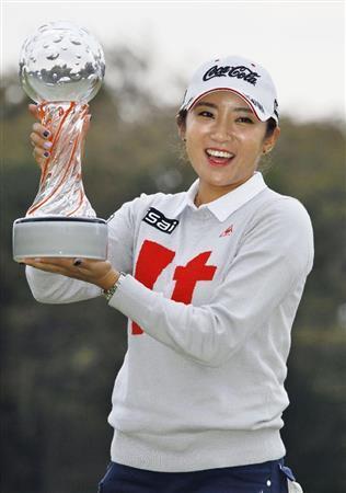 今季５勝目を挙げたイ・ボミ＝２０１５年１０月１１日、静岡県裾野市の東名ＣＣ（共同）