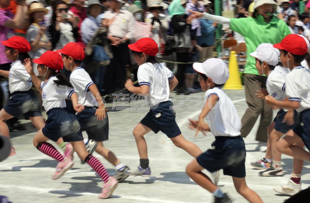 秋は運動会シーズン。体育の授業の増加などによって子供たちの体力や運動能力は向上する傾向があるという＝２０１４年５月２４日、東京都内（鈴木健児撮影）