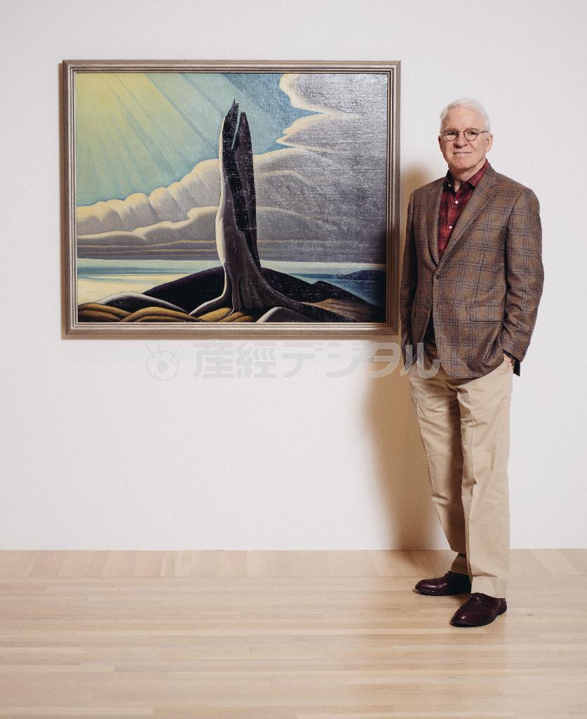 カナダの画家、ローレン・ハリスの作品の横に立つスティーブ・マーティンさん＝２０１５年１０月７日、米カリフォルニア州ロサンゼルス（ＡＰ）