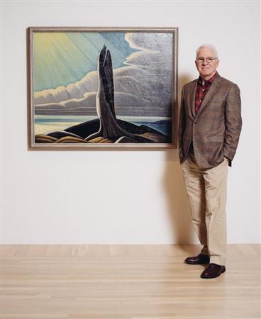 カナダの画家、ローレン・ハリスの作品の横に立つスティーブ・マーティンさん＝２０１５年１０月７日、米カリフォルニア州ロサンゼルス（ＡＰ）