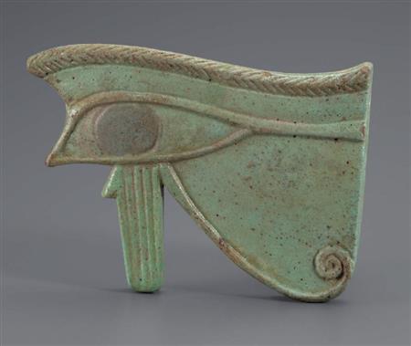 「前後を見分ける聖なる目のアミュレット」エジプト末期王朝（６６４～３３２ＢＣ、提供写真）。（Ｃ）Ｆｏｎｄａｔｉｏｎ＿Ｇａｎｄｕｒ＿ｐｏｕｒ＿ｌ’Ａｒｔ、Ｇｅｎｅｖａ，Ｓｗｉｔｚｅｒｌａｎｄ．Ｐｈｏｔｏｇｒａｐｈｅｒ：Ａｎｄｒｅ
