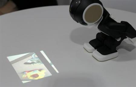 頭部のプロジェクターで写真や動画を投影する