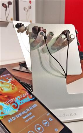 １１月に発売される「ハイレゾイヤホン amadana コラボモデル」