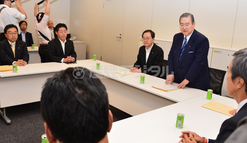 ９月２５日に開かれた与党税制協議会であいさつする自民党の野田毅（たけし）税調会長（右から２人目）。この日以降、協議会は開かれていない＝２０１５年、国会（斎藤良雄撮影）