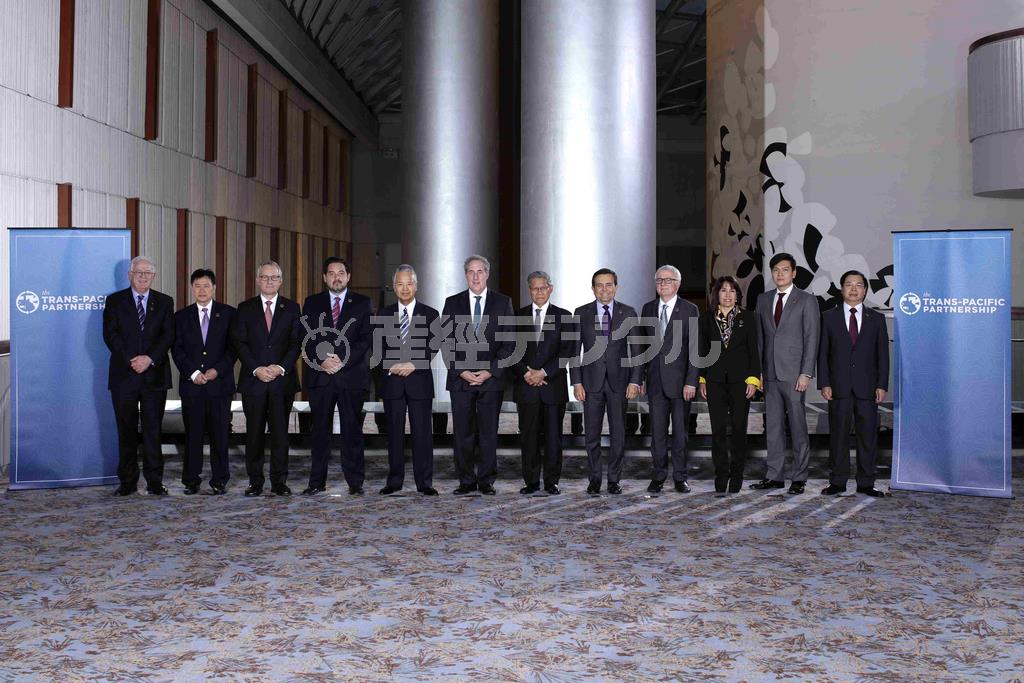 大筋合意に達した環太平洋戦略的経済連携協定（ＴＰＰ）に参加する１２カ国の代表たち。この中に韓国が含まれていないことを「痛恨の戦略的失敗」などと政府を非難する韓国メディアの論調が目立っている＝２０１５年１０月１日、米ジョージア州アトランタ（ロイター）