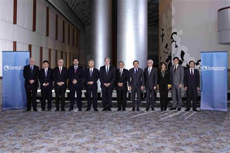 大筋合意に達した環太平洋戦略的経済連携協定（ＴＰＰ）に参加する１２カ国の代表たち。この中に韓国が含まれていないことを「痛恨の戦略的失敗」などと政府を非難する韓国メディアの論調が目立っている＝２０１５年１０月１日、米ジョージア州アトランタ（ロイター）