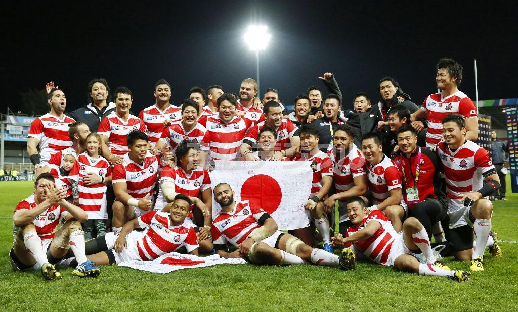 米国戦で勝利してＷ杯３勝を挙げ、記念写真に納まる日本フィフティーン。ベスト８を逸した悔しさを胸にしまいこみ、４年後の大舞台を見据える＝２０１５年１０月１１日、英国・グロスター（共同）