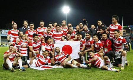 米国戦で勝利してＷ杯３勝を挙げ、記念写真に納まる日本フィフティーン。ベスト８を逸した悔しさを胸にしまいこみ、４年後の大舞台を見据える＝２０１５年１０月１１日、英国・グロスター（共同）