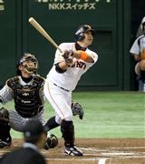 一回、犠飛を放つ巨人・阿部慎之助＝２０１５年１０月１２日、東京都文京区の東京ドーム（白鳥恵撮影）