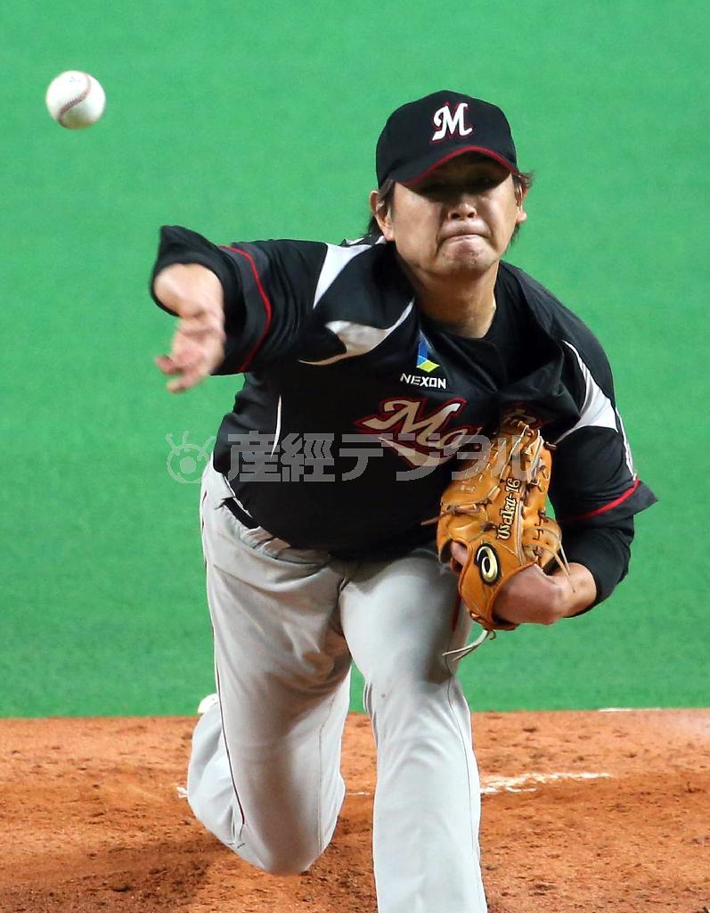 ロッテ先発の涌井秀章は粘りの投球で流れを呼び込んだ＝２０１５年１０月１２日、北海道札幌市豊平区の札幌ドーム（小倉元司撮影）