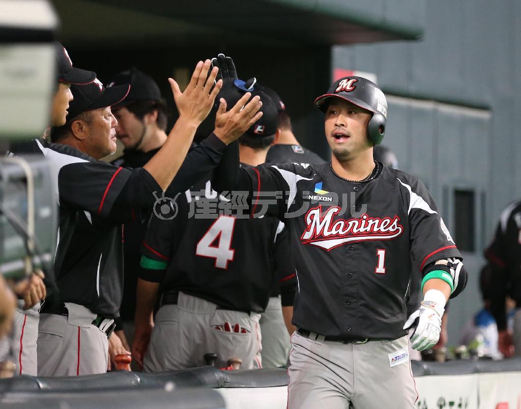 １０月１０日のＣＳ第１戦でダメ押しの本塁打を放ち、出迎えたナインとハイタッチする清田育宏（きよた・いくひろ）選手（右）＝２０１５年、北海道札幌市豊平区の札幌ドーム（鳥越瑞絵撮影）