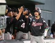 １０月１０日のＣＳ第１戦でダメ押しの本塁打を放ち、出迎えたナインとハイタッチする清田育宏（きよた・いくひろ）選手（右）＝２０１５年、北海道札幌市豊平区の札幌ドーム（鳥越瑞絵撮影）