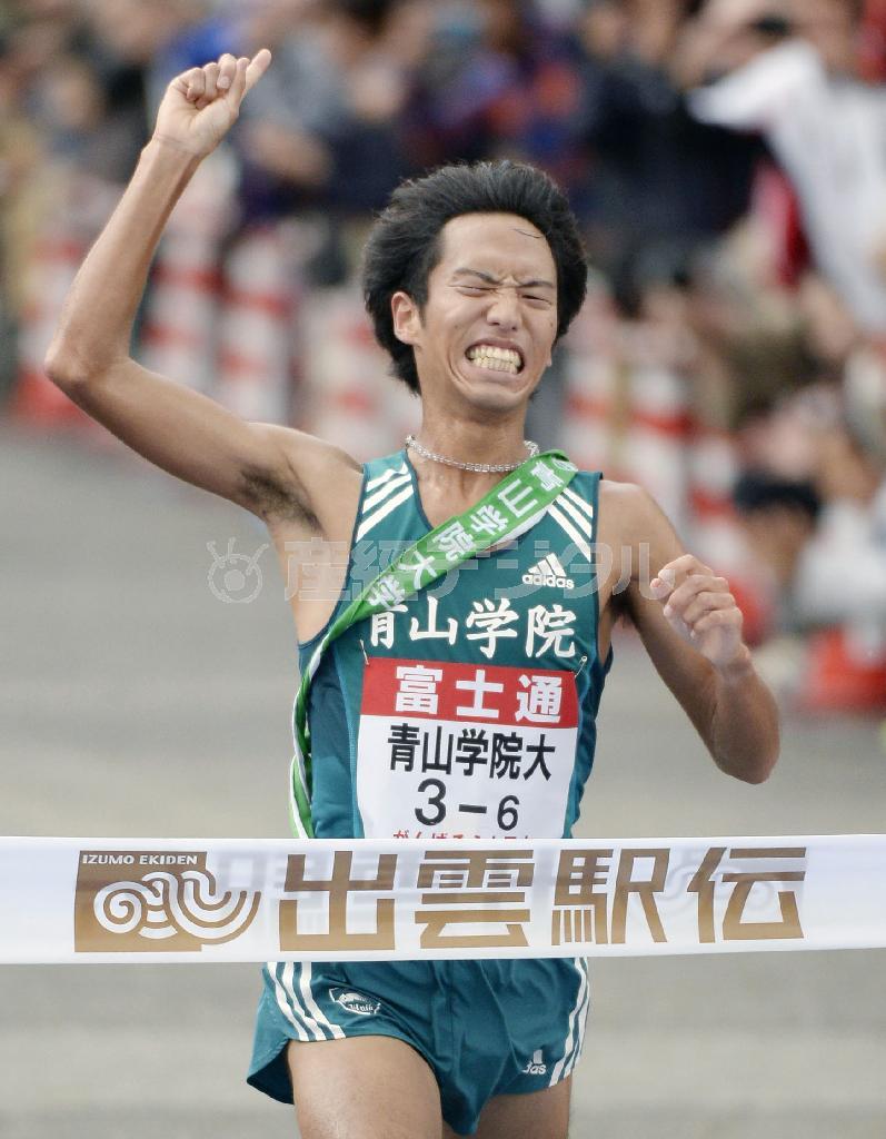 ２度目の優勝を果たした青学大アンカーの一色恭志（いっしき・ただし）＝２０１５年１０月１２日、島根県出雲市の出雲ドーム（共同）