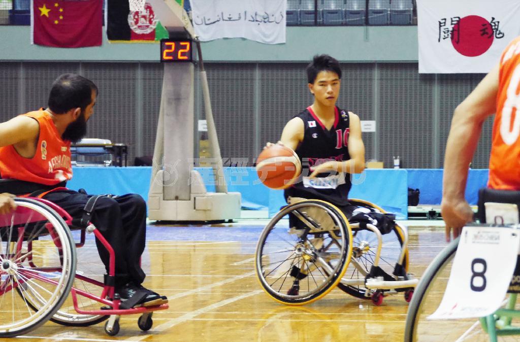 第２クオーター、ドリブルする鳥海連志（ちょうかい・れんし、中央）＝２０１５年１０月１２日、千葉県千葉市中央区の千葉ポートアリーナ（共同）