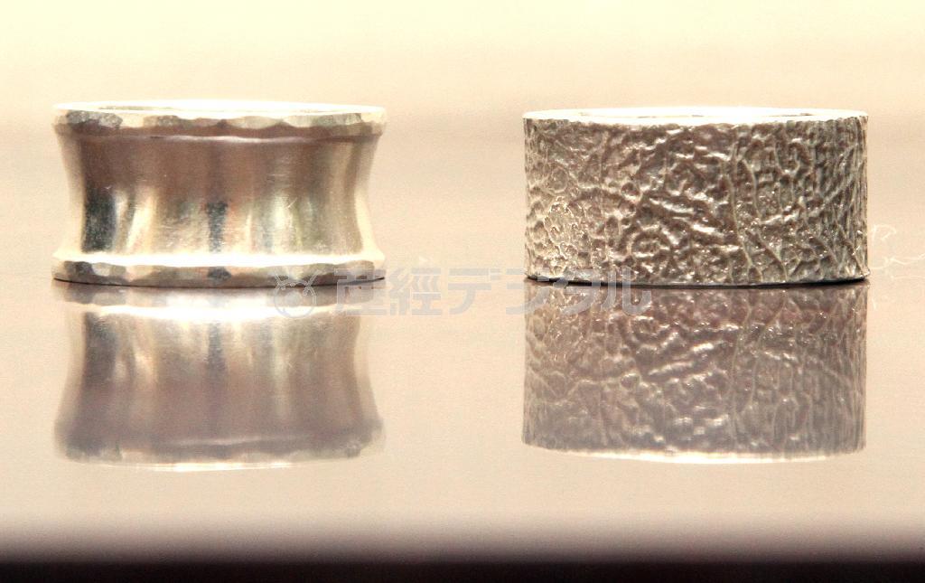 「ヒーミープリュス」の松屋限定シルバーリング。Ｒ＿ｒｉｎｇ（左、３万円）とＷ＿ｒｉｎｇ（３万円）＝２０１５年１０月５日、東京都中央区銀座（野村成次撮影）