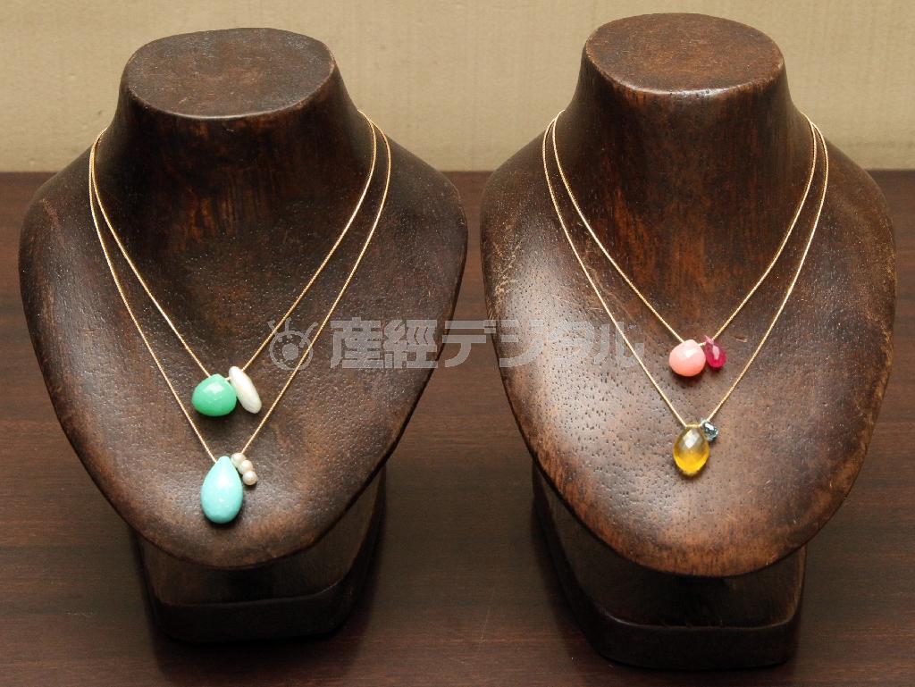 「ヒーミープリュス」のネックレスはカラフルな色の組み合わせが楽しい。ルビーとピンクオパール（右上、４万２０００円）、イエローオパールとジルコン（右下、４万円）、クリソプレーズとテネシーパール（左上、４万５０００円）、スリーピングビューティーターコイズとアコヤパール（４万８０００円）＝２０１５年１０月５日、東京都中央区銀座（野村成次撮影）