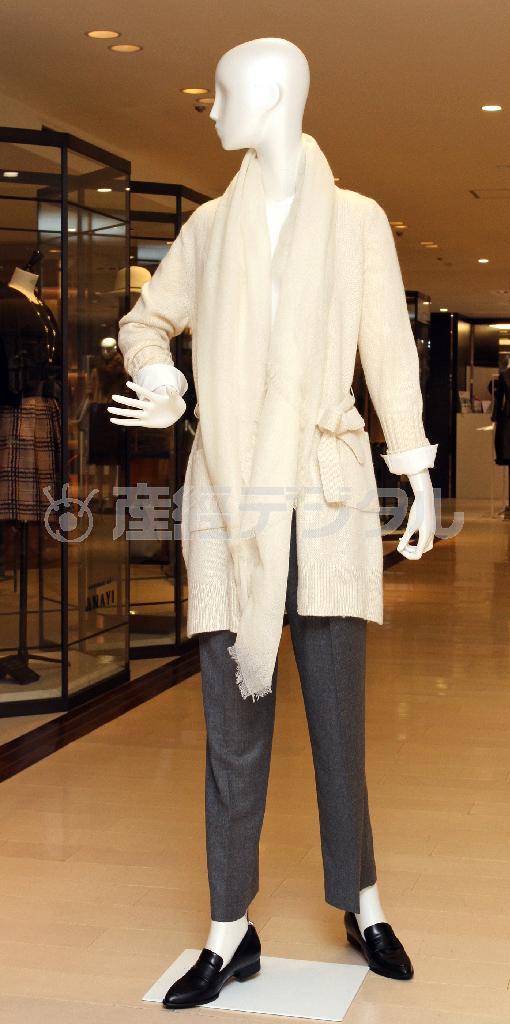 「２３区」のアルパカウールニット（２万３０００円）はコートの下にも着られる動きやすい仕立て。ショールをふんわりあわせても＝２０１５年１０月５日、東京都中央区銀座（野村成次撮影）