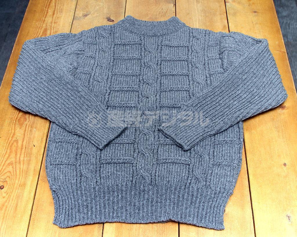 「ナイジェル・ケーボン」のアランセーター（７万２０００円）は、編むのに３日間かかるしっかりした仕立て。前は縄編み、後ろはリブ編みで、好きな方を気分に合わせて正面にできる＝２０１５年１０月５日、東京都中央区銀座（野村成次撮影）